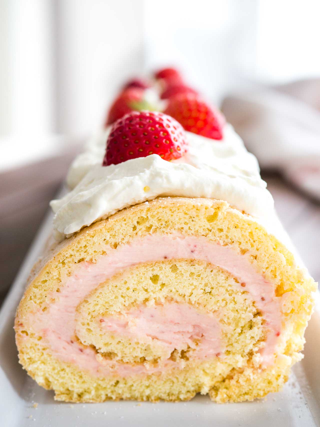 Biskuitrolle sur un plat à gâteau.