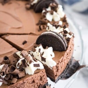 Une tranche de gâteau au chocolat mousse enlevée du gâteau.