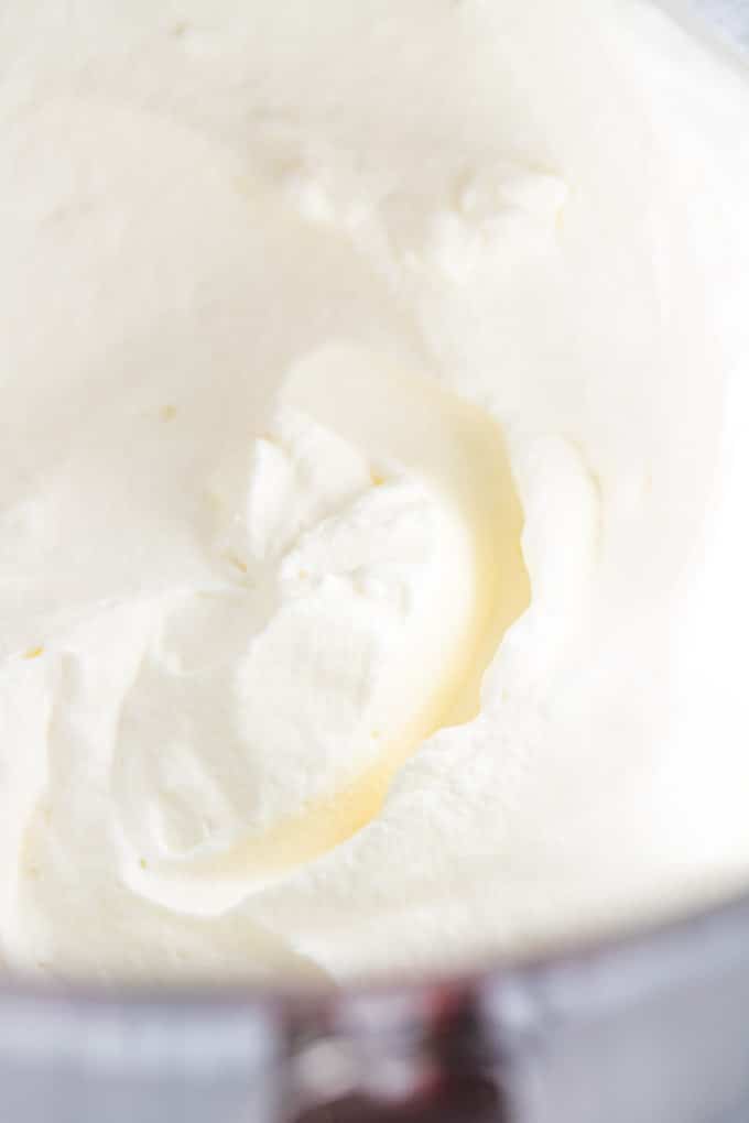 Gros plan de crème chantilly.