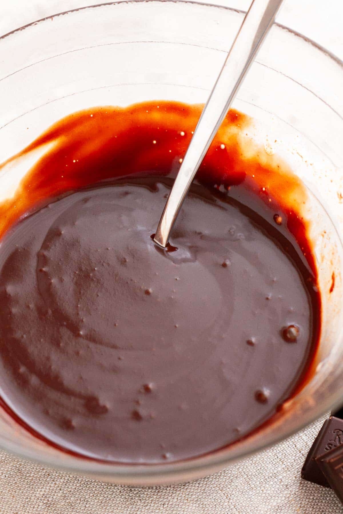 Ganache au chocolat dans un bol.