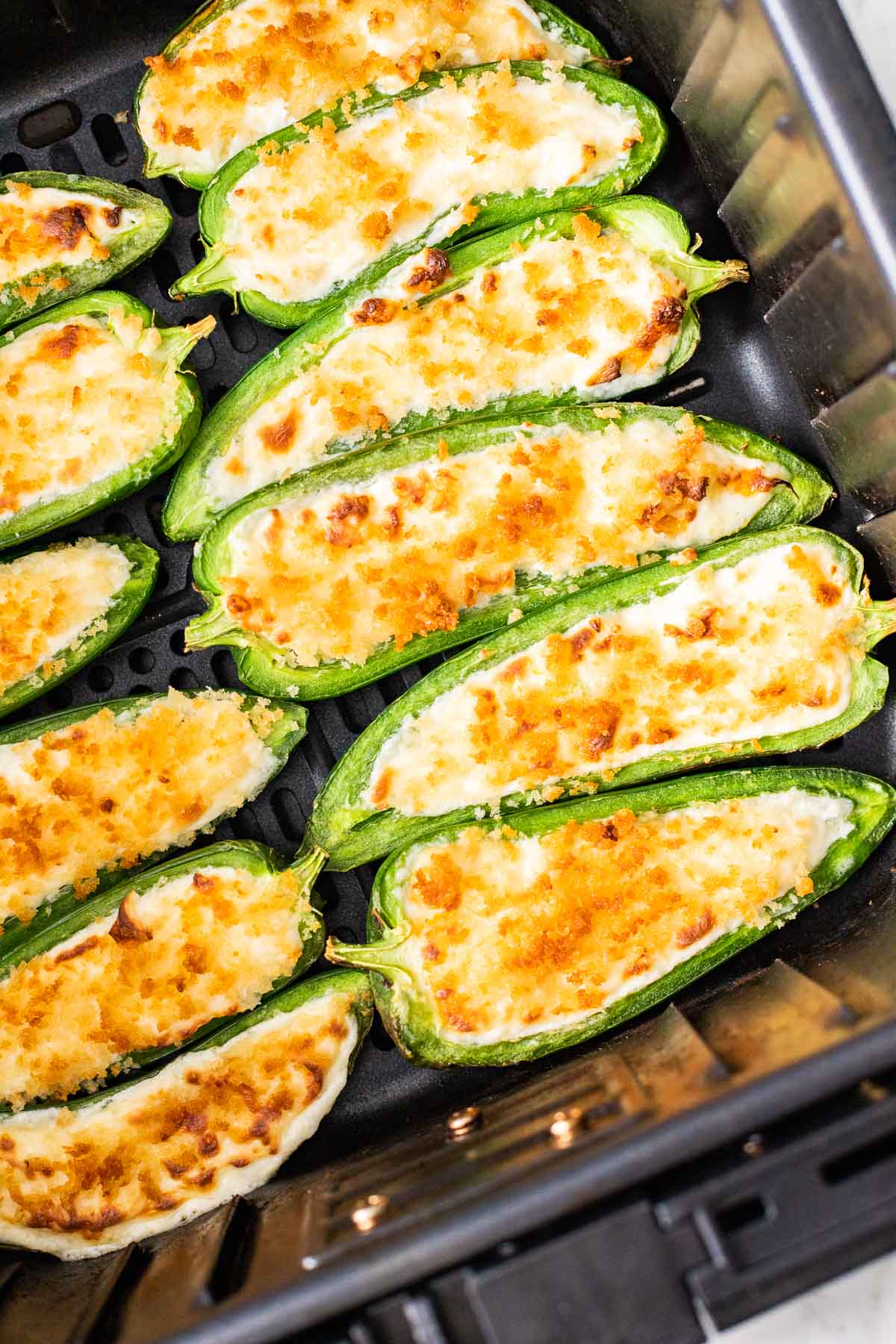 Jalapeno poppers cuits dans un panier d'air fryer