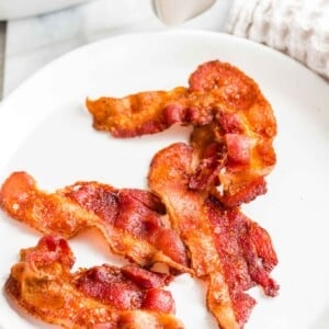 Bacon croustillant sur une assiette à côté d'une friteuse à air