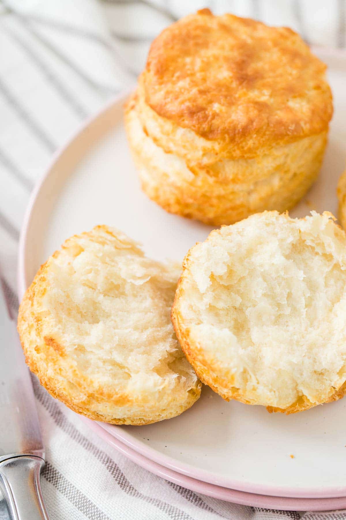 Deux moitiés d'un biscuit sur une assiette