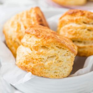 Biscuits frits à l'air dans un bol blanc