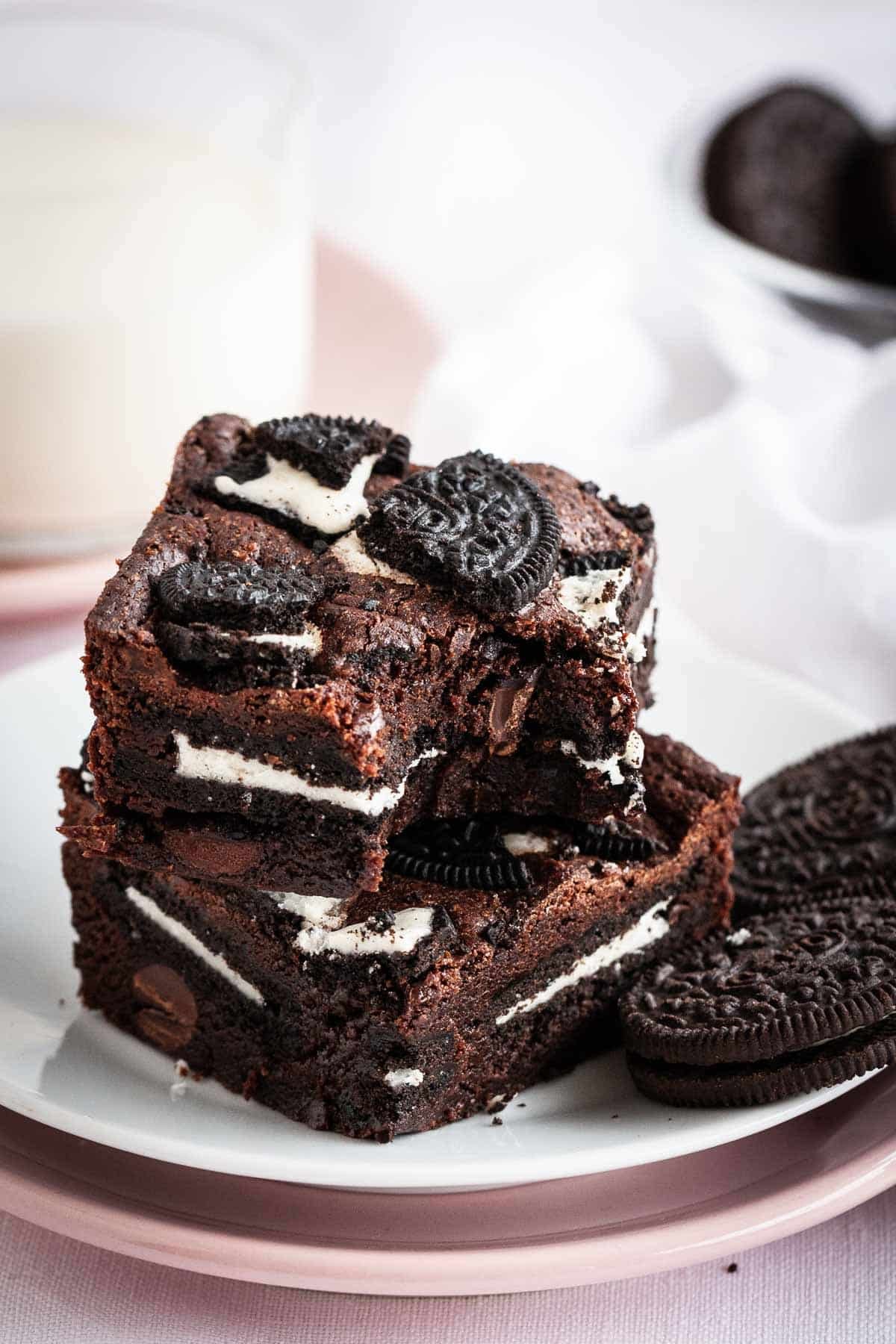 Brownies sur une assiette à côté d'un verre de lait.