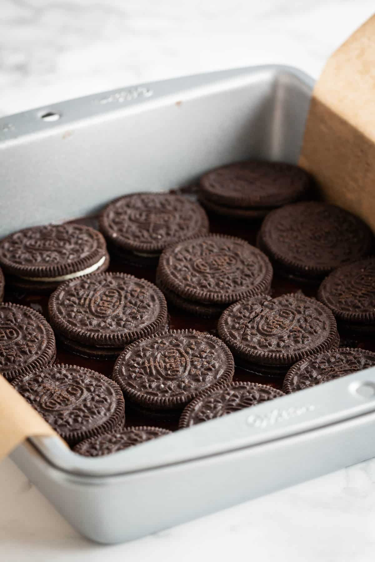 Une couche de biscuits dans un moule à pâtisserie.