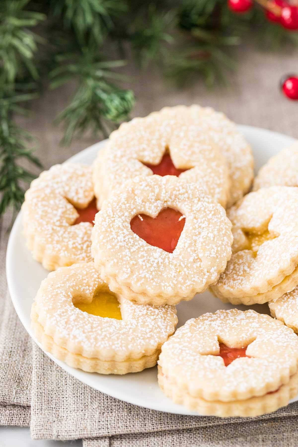 Linzer Cookies empilés sur une assiette.