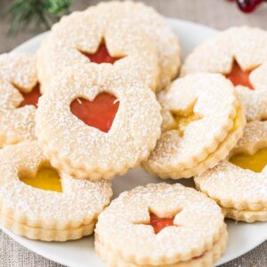Linzer Cookies empilés sur une assiette