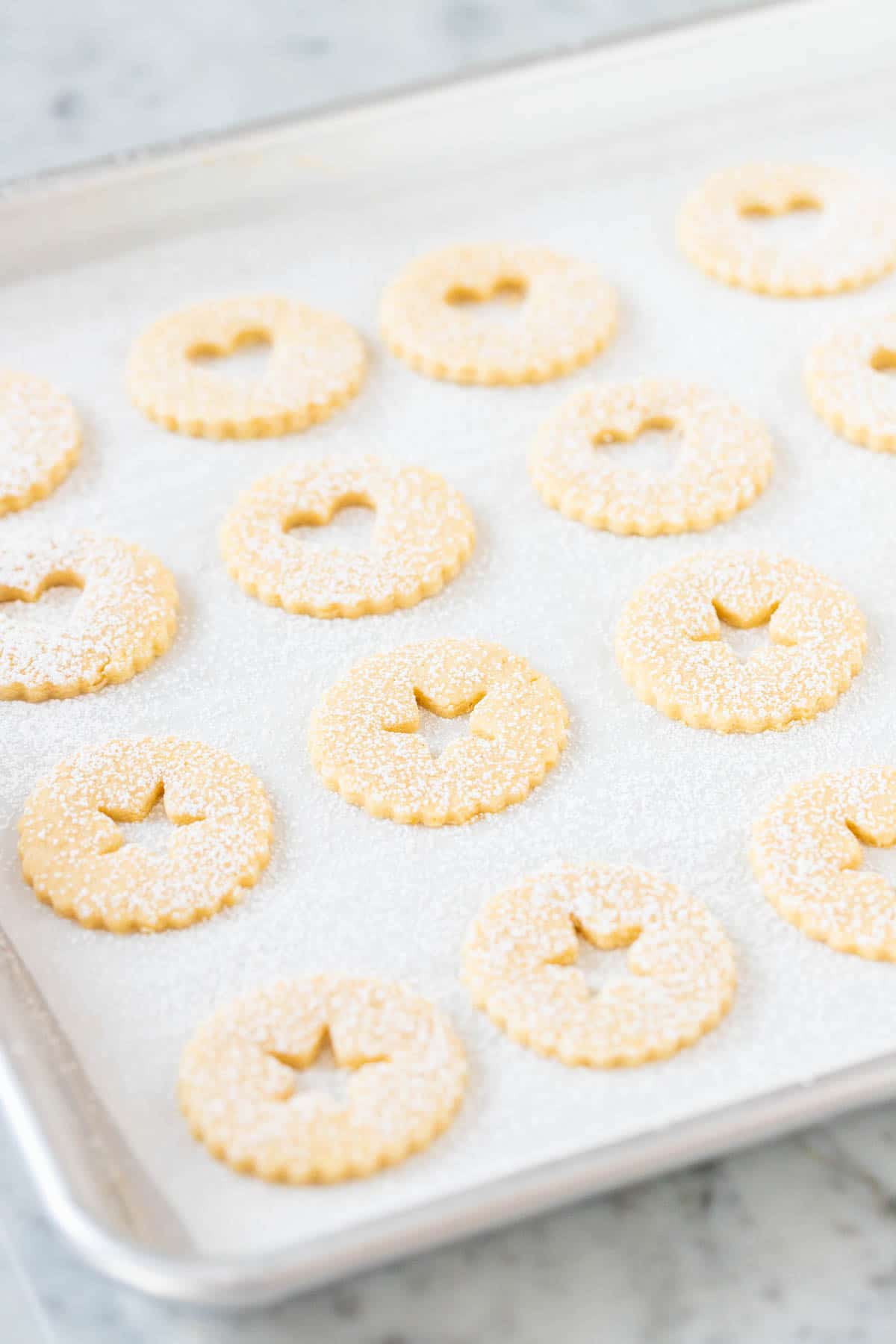 Biscuits sandwich saupoudrés de sucre glace.