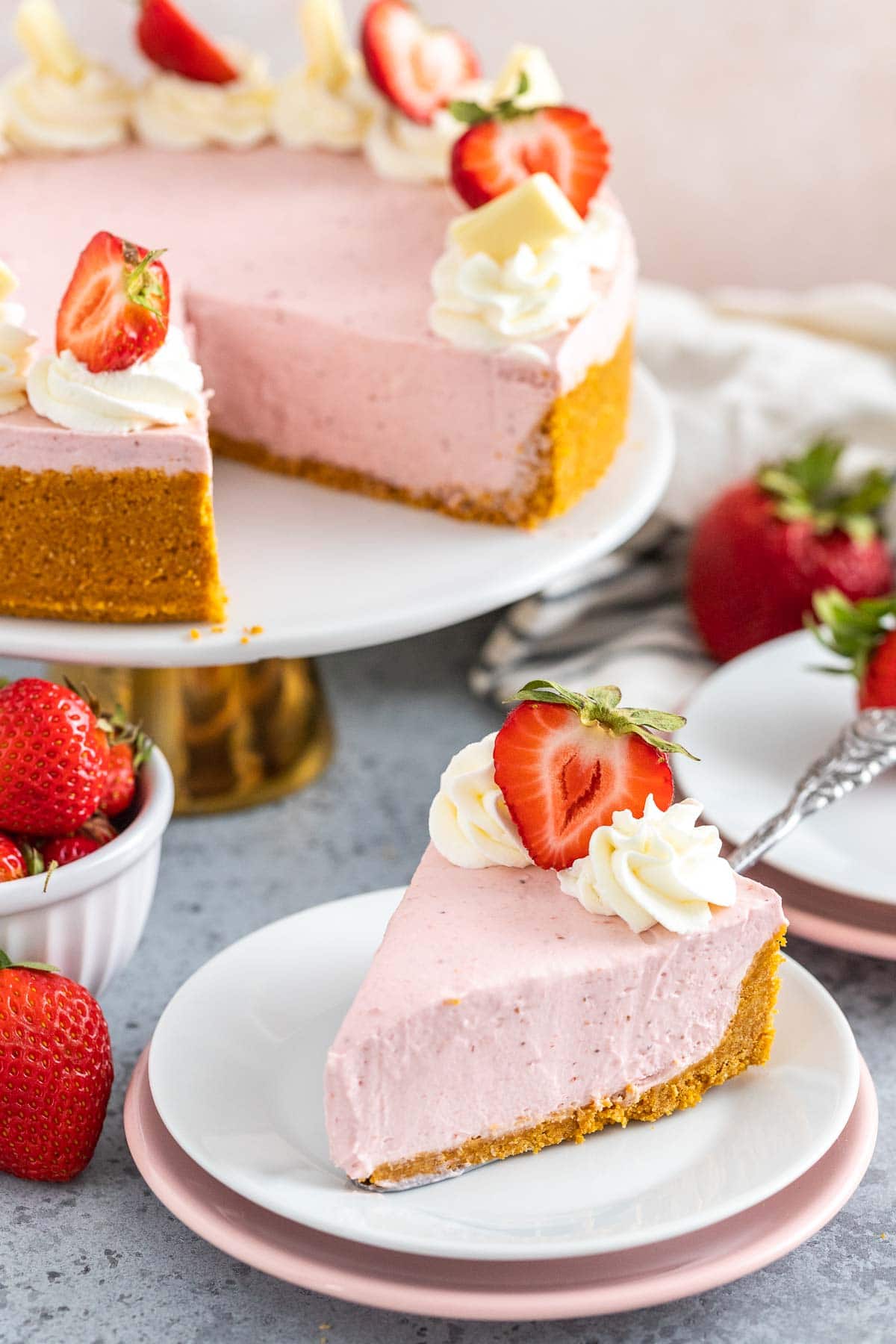 Une part de gâteau à côté d'un gâteau entier sur une assiette.