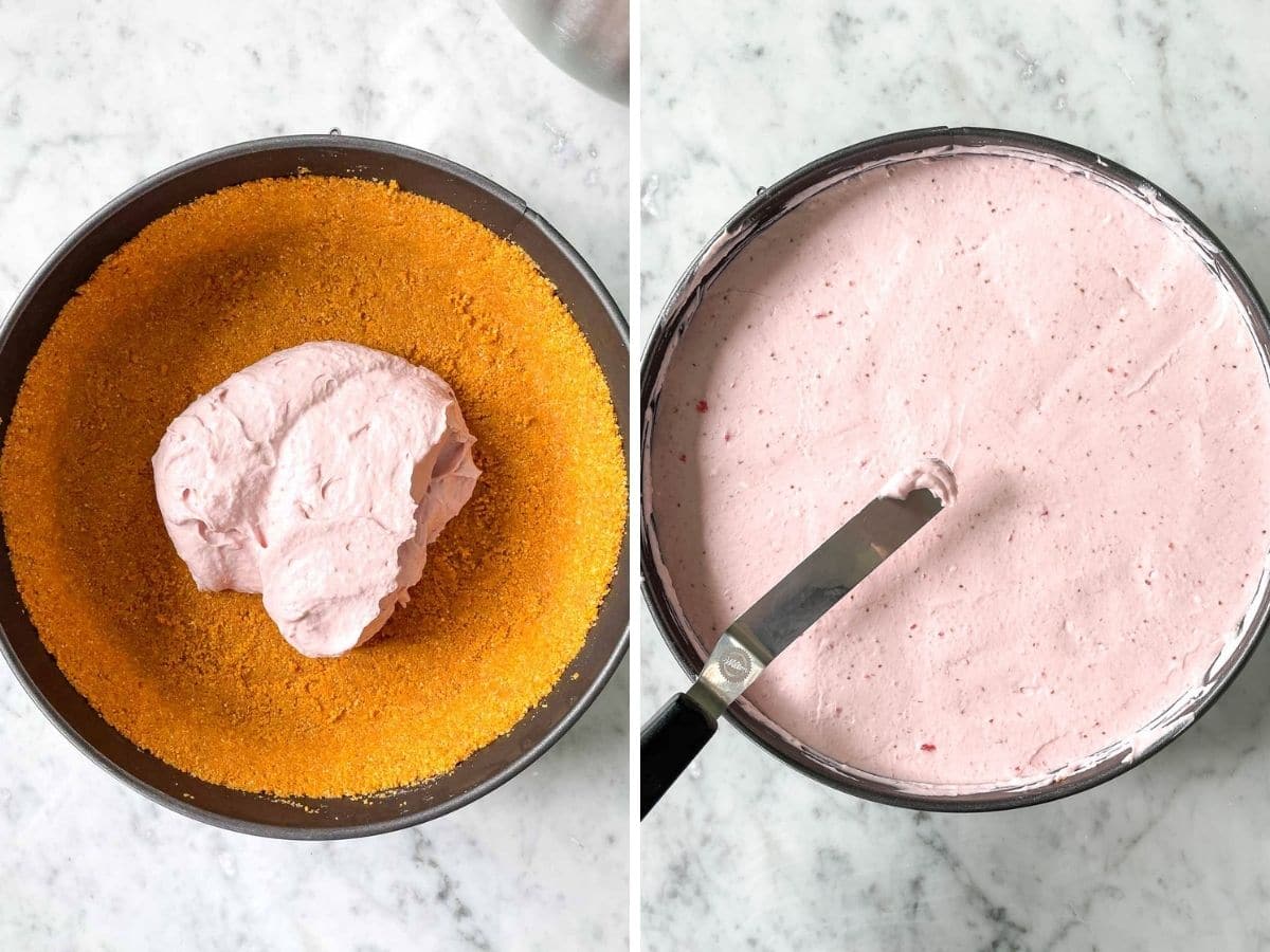 Une croûte sans cuisson avec une cuillerée de garniture de cheesecake à côté d'un cheesecake aux fraises fini.