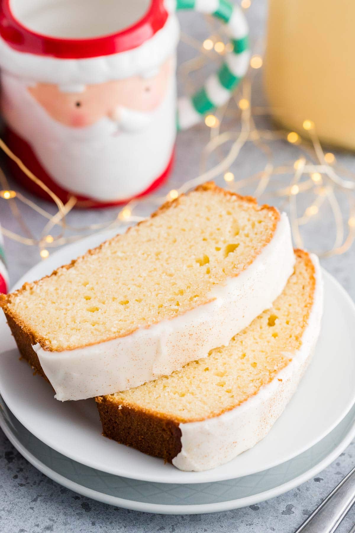Deux tranches de pain à l'œuf de Noël sur une assiette.