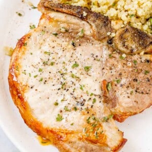 Une assiette de nourriture, avec une côtelette de porc