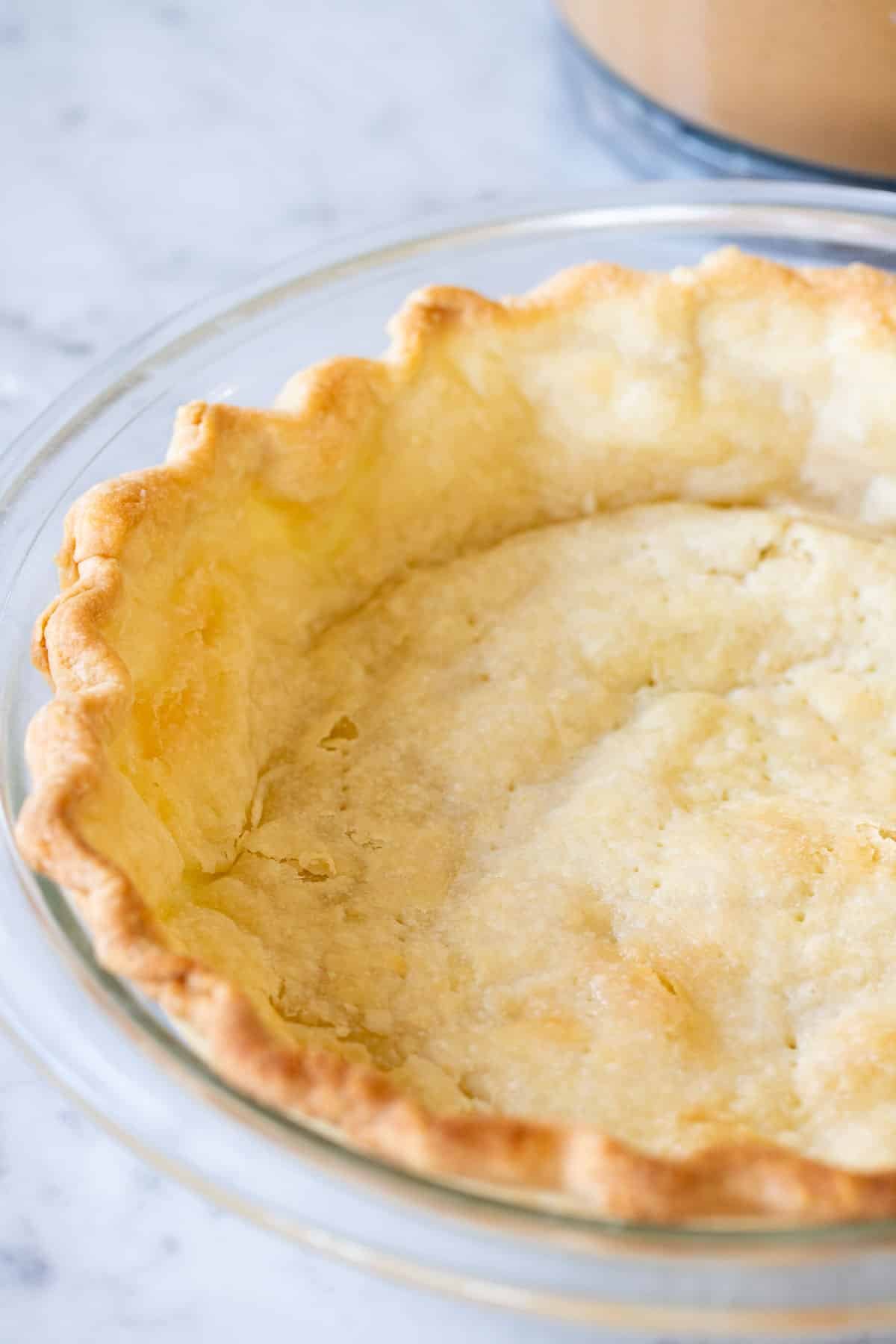 Une croûte de tarte cuite dans un moule.