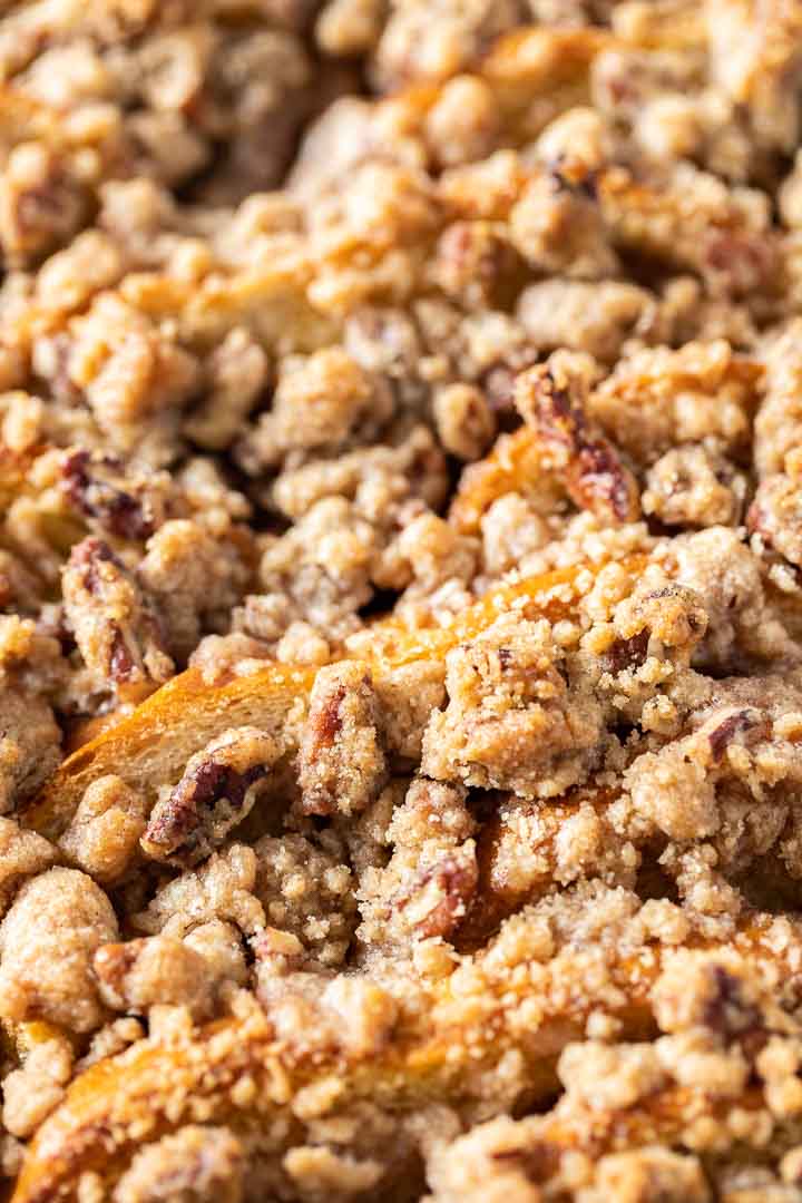 Gros plan de casserole de pain perdu avec streusel et noix de pécan.