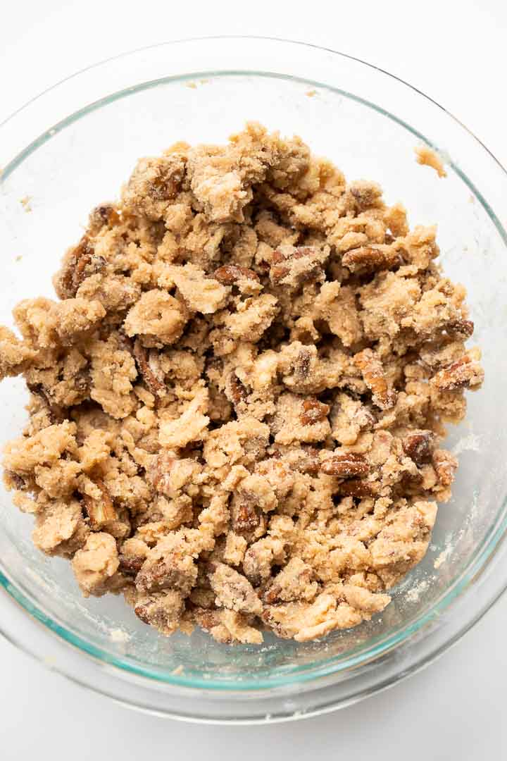 Mélange streusel-noix de pécan dans un bol en verre