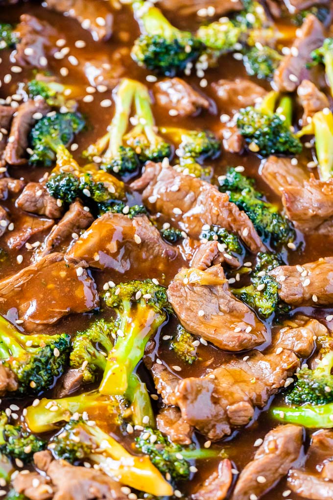 Gros plan de boeuf et brocoli saupoudré de sésame
