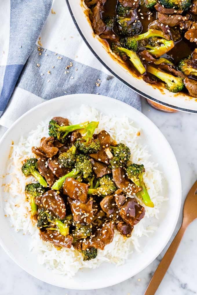 Sauté servi sur du riz dans une assiette