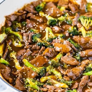 Sauté de Boeuf et Brocoli dans une poêle blanche garni de graines de sésame
