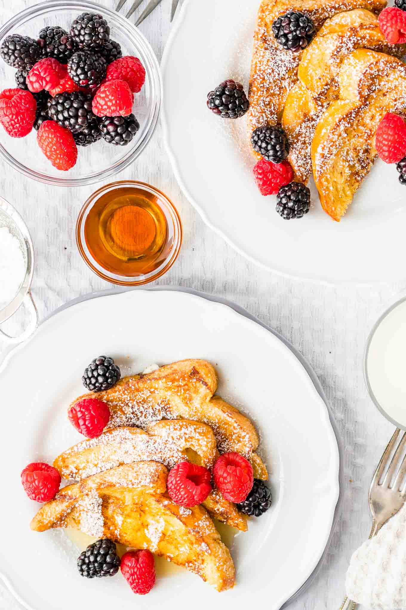 Vue de dessus du pain perdu avec des fruits à côté.
