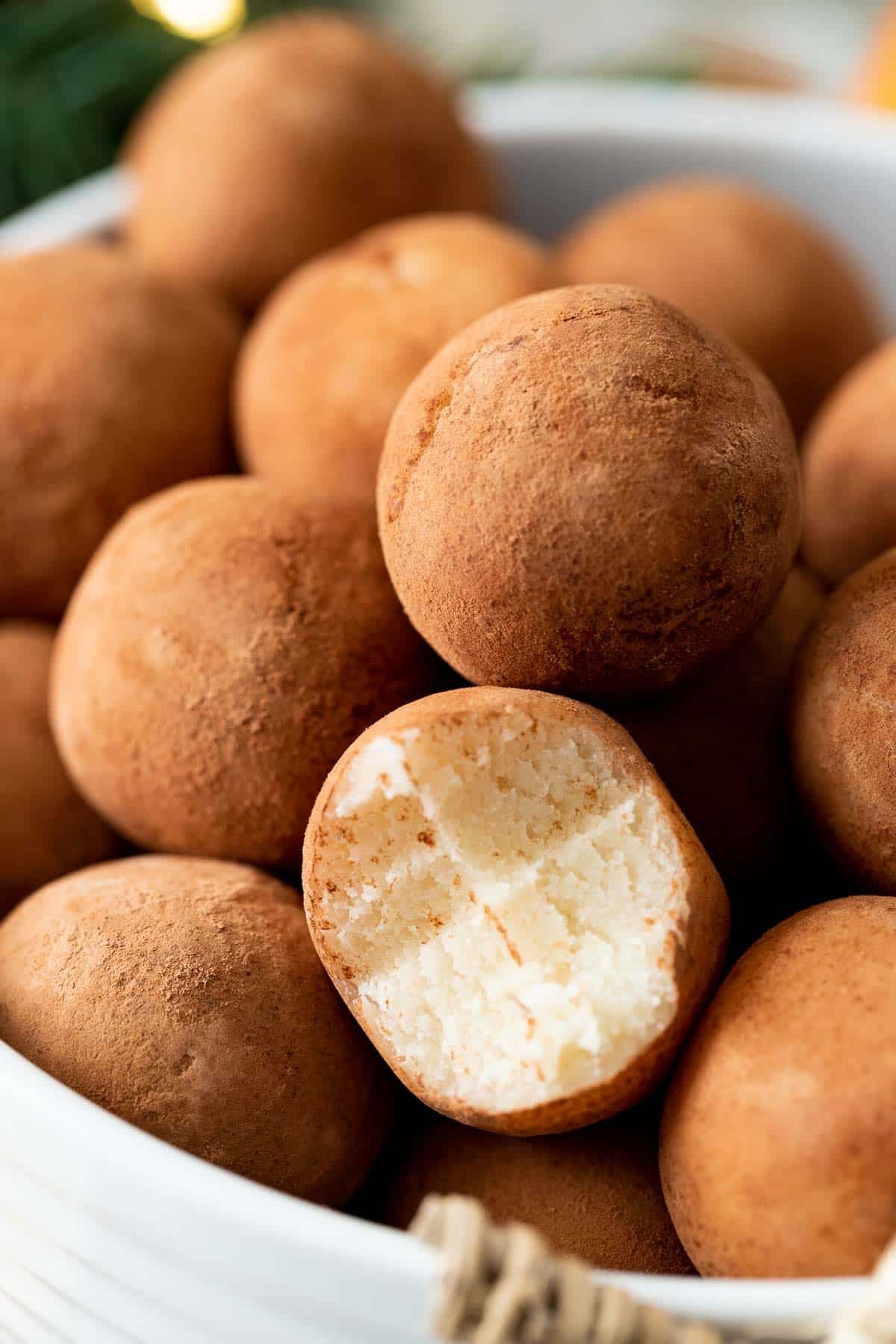 Pommes de terre en marzipan allemand dans un bol blanc, une boule a une bouchée enlevée.