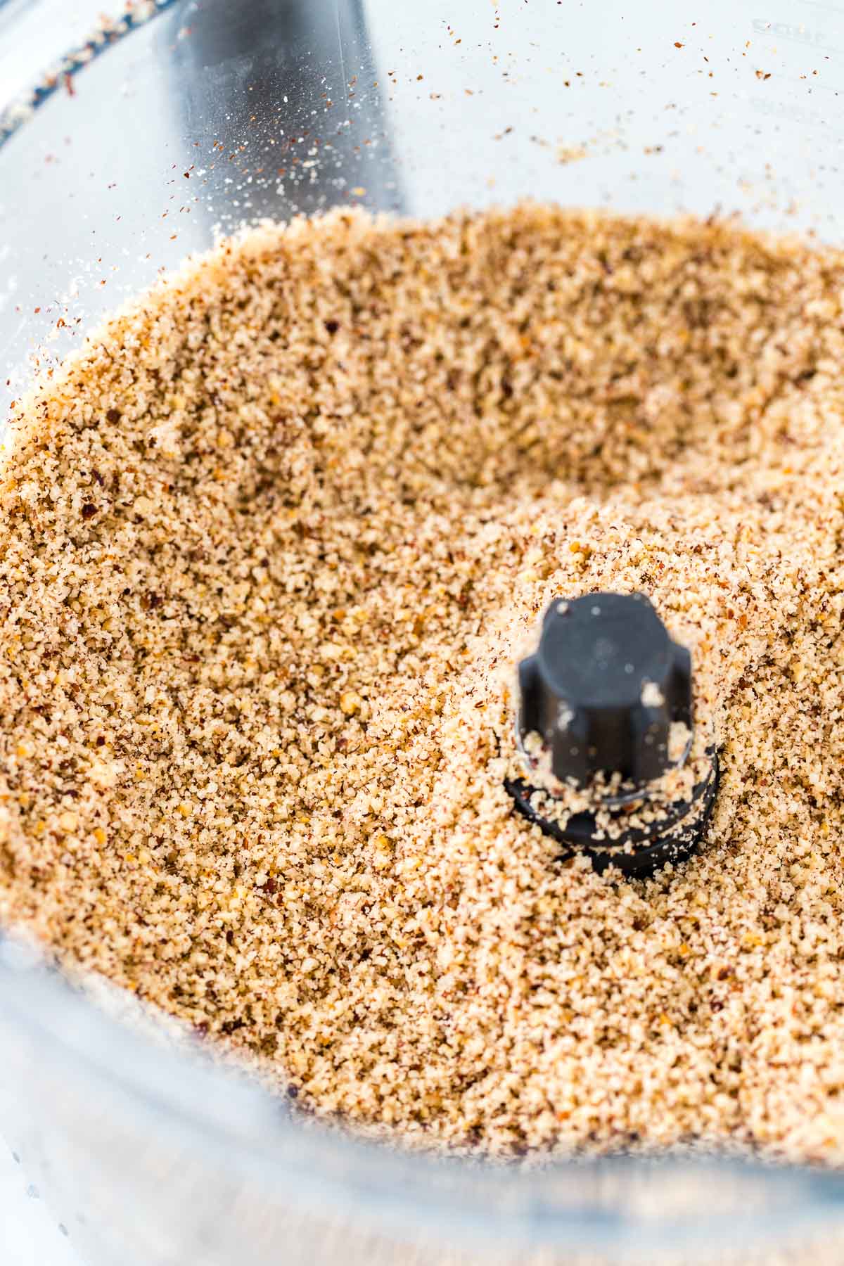 Noix moulues dans un robot culinaire.