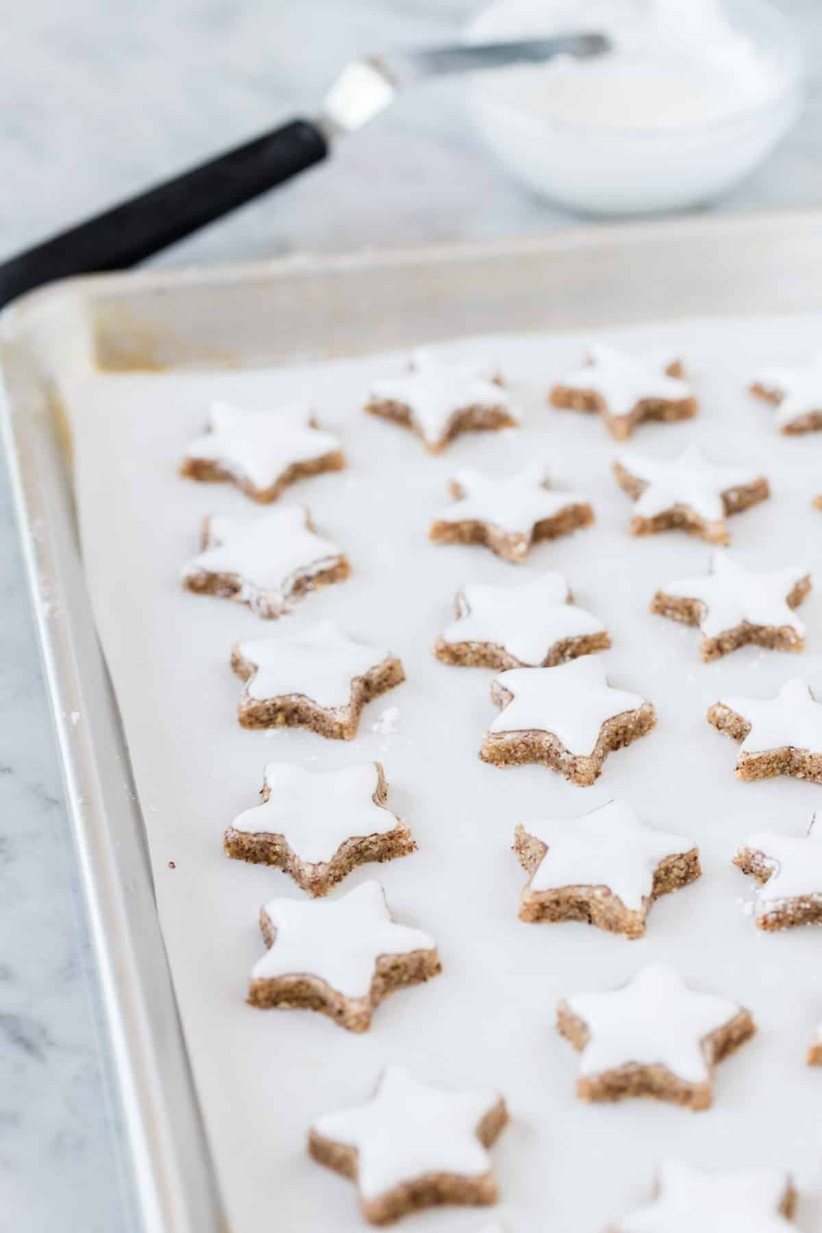 Biscuits étoiles à la cannelle sur une plaque de cuisson.