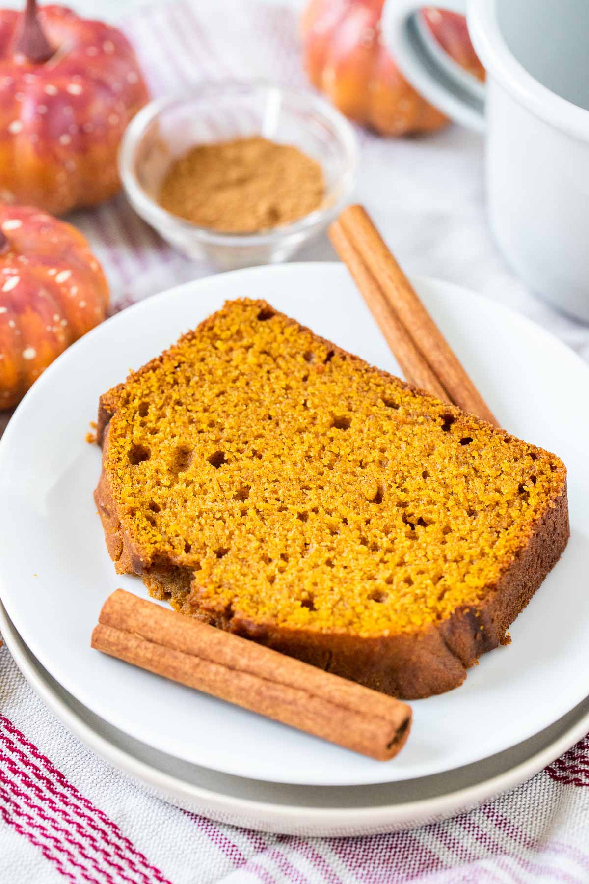 Une tranche de pain à la citrouille sur une assiette.