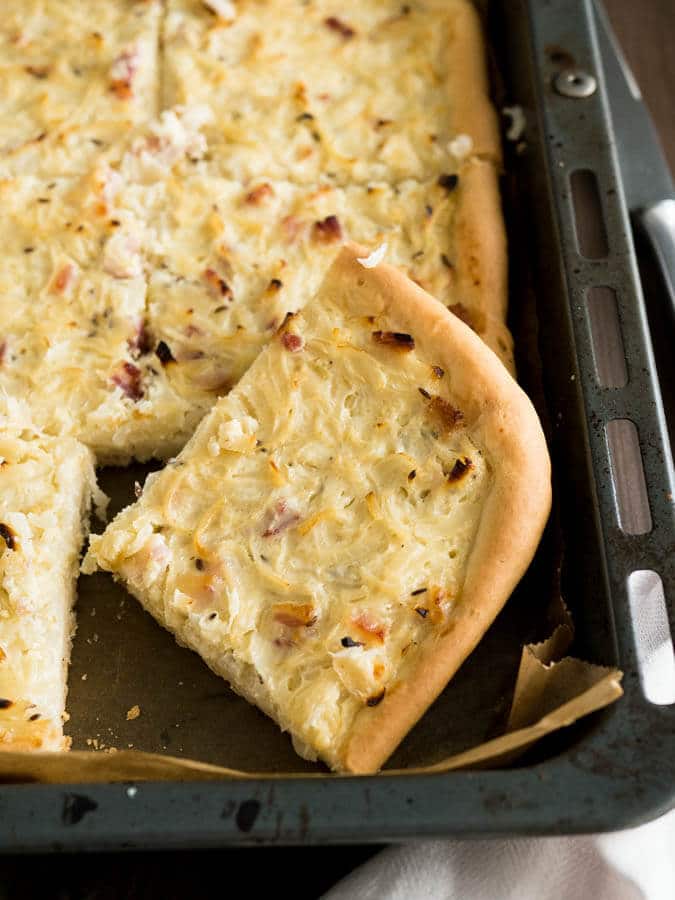 Cette tarte à l'oignon est préparée avec du bacon et une grande quantité d'oignons ! Elle est délicieuse tiède accompagnée d'un verre de vin ou de jus de raisin frais. Un apéritif ou un en-cas parfait pour l'automne !