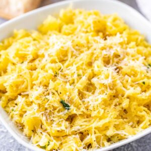 Mèches de courge spaghetti rôtie sur une assiette