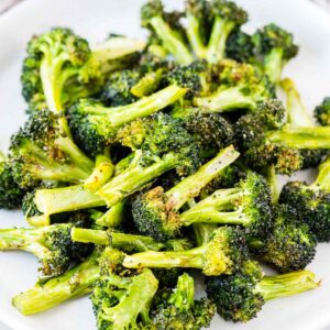 Brocoli rôti sur une assiette blanche