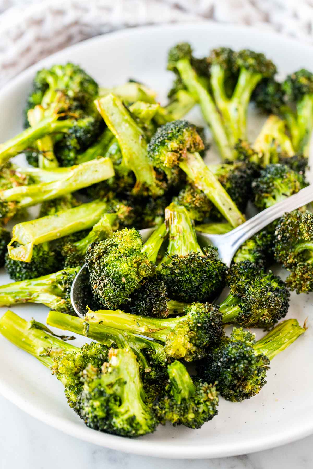 Bouquets de brocoli sur une assiette avec une cuillère de service