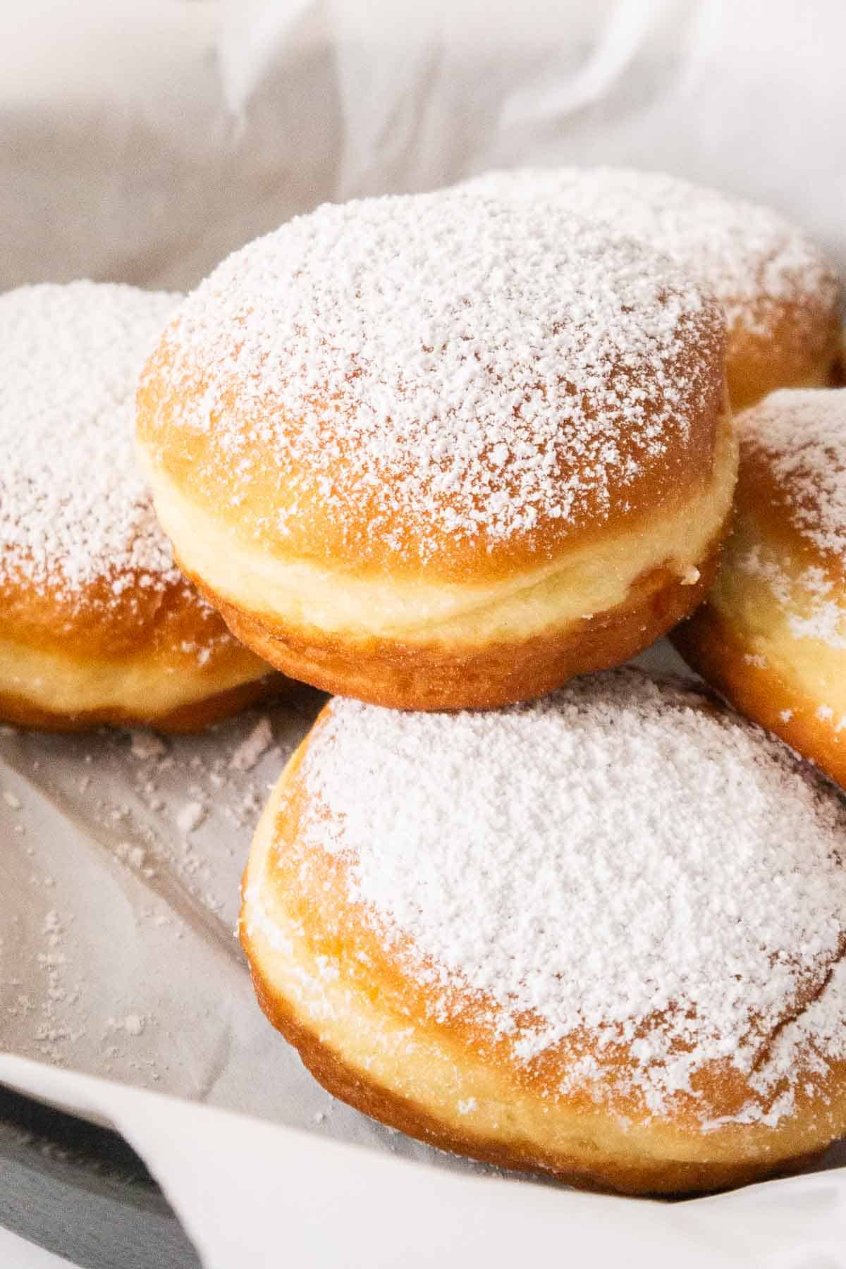 Beignets allemands sur un plat de service.