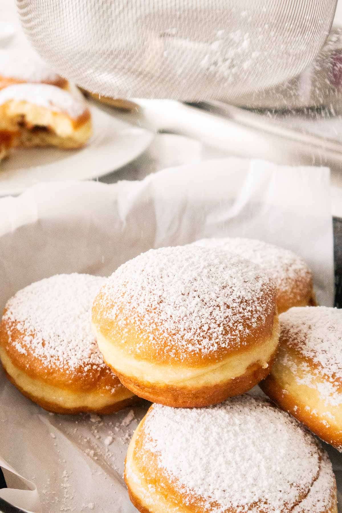 Krapfen saupoudrés de sucre glace.