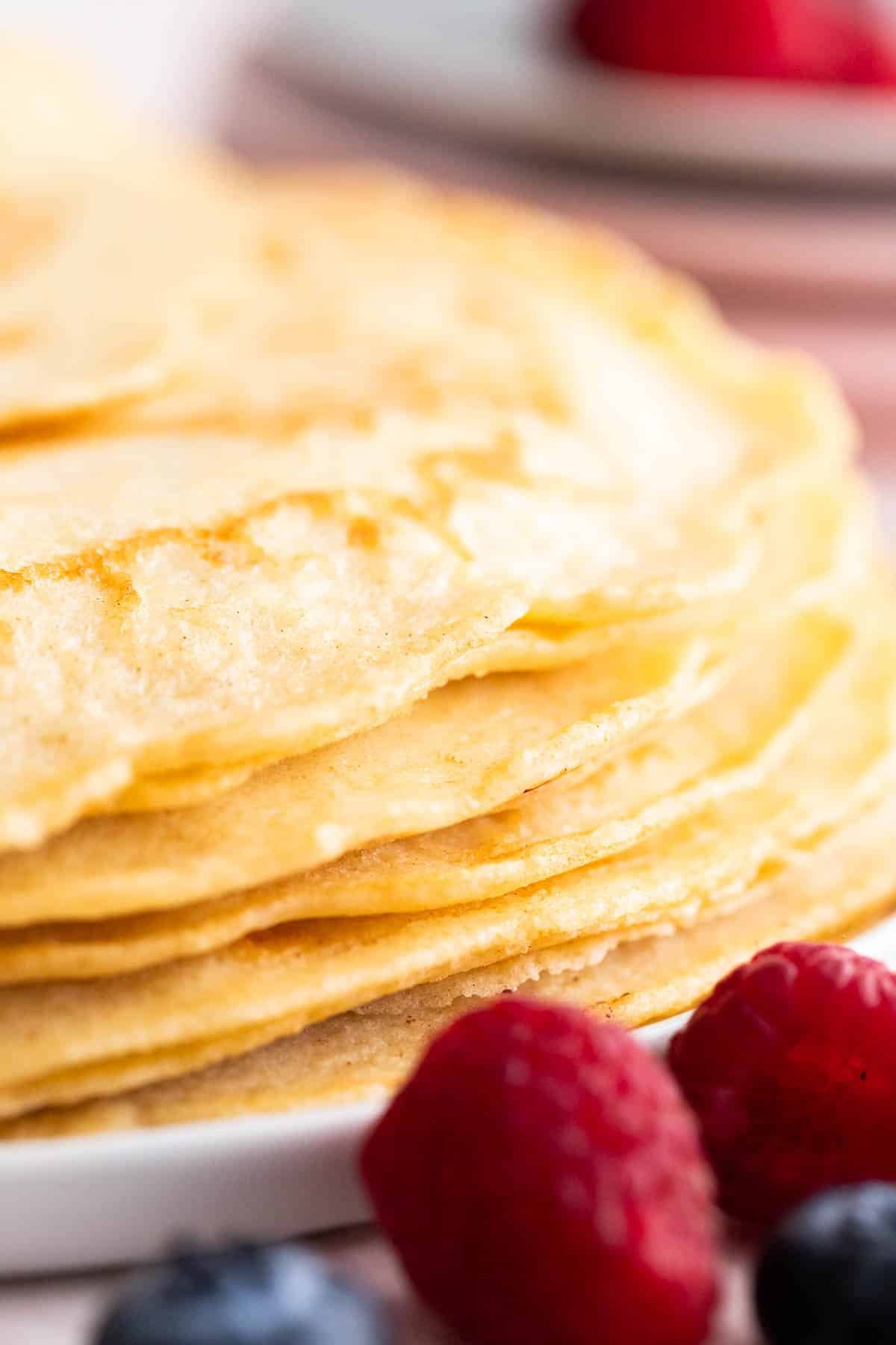 Une pile de crêpes allemandes sur une assiette.