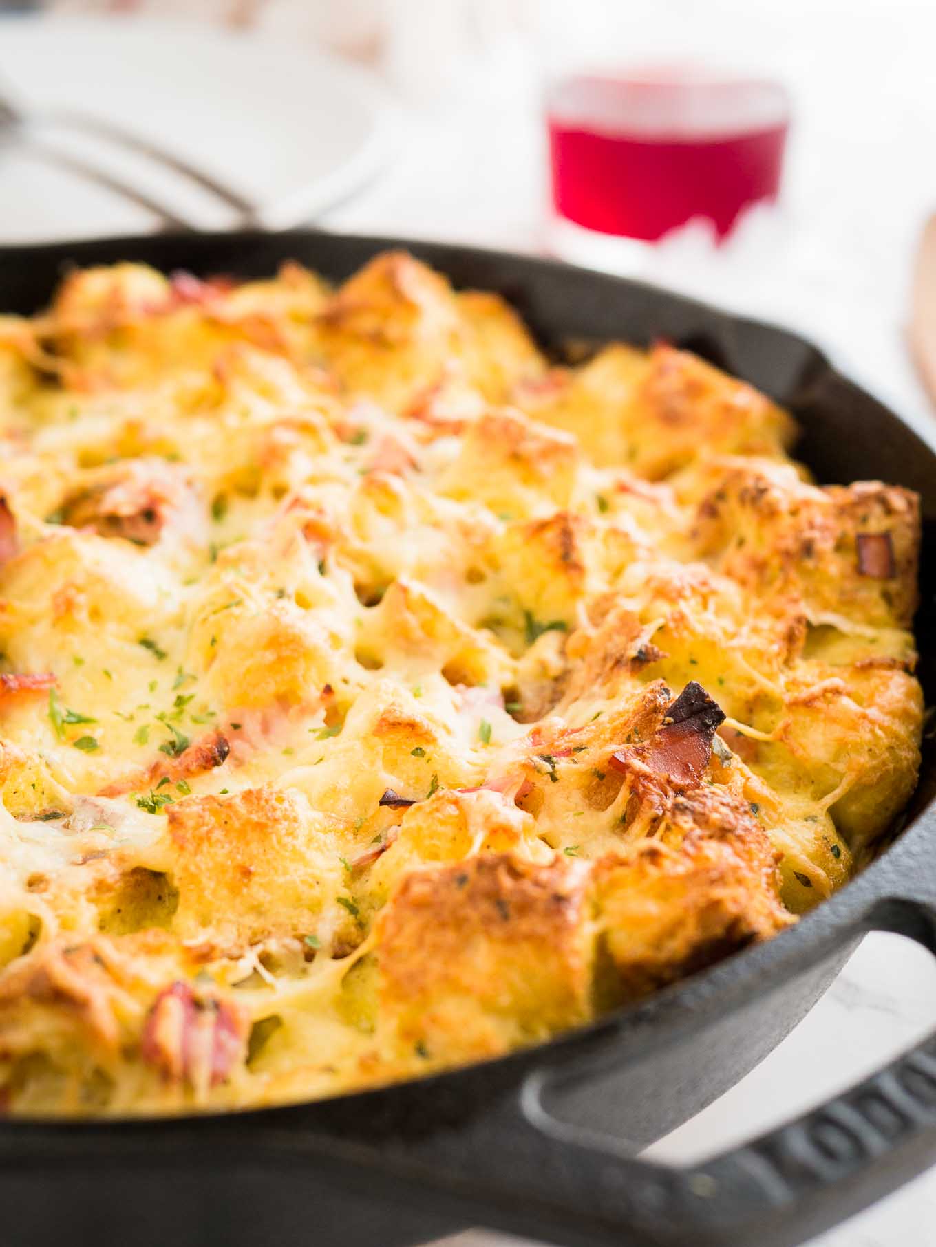 Ce gratin de jambon et de fromage pour le petit-déjeuner est le plat parfait pour utiliser des restes ! Un délicieux plat à cuire pour le petit déjeuner ou une strata à base de pain, de fromage et de jambon qui deviendra le favori de votre famille.