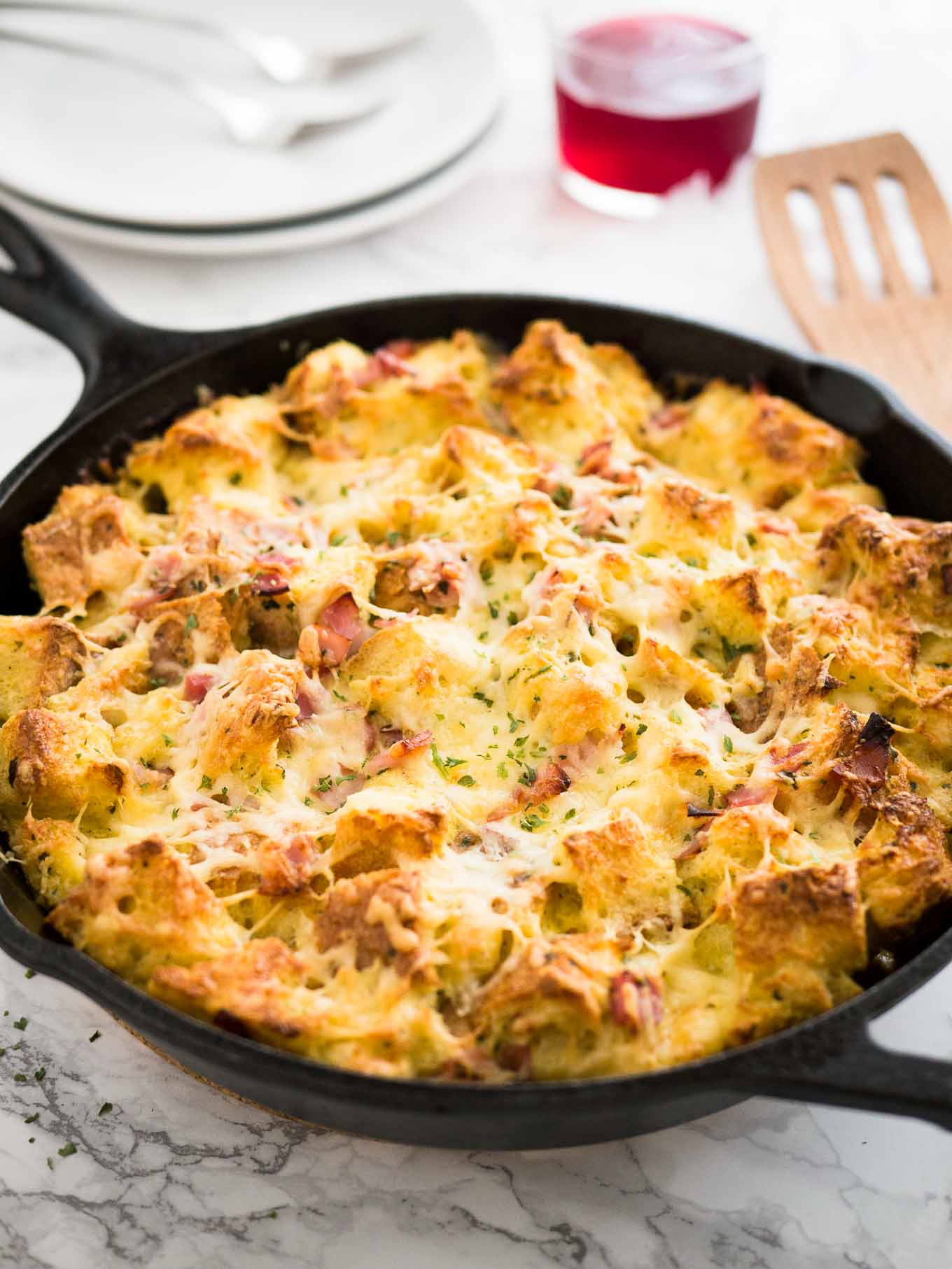 Ce gratin de jambon et de fromage pour le petit-déjeuner est le plat parfait pour utiliser des restes ! Un délicieux plat à cuire pour le petit déjeuner ou une strata à base de pain, de fromage et de jambon qui deviendra le favori de votre famille.