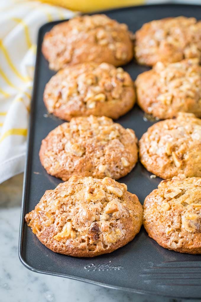Muffins dans un moule à muffins.