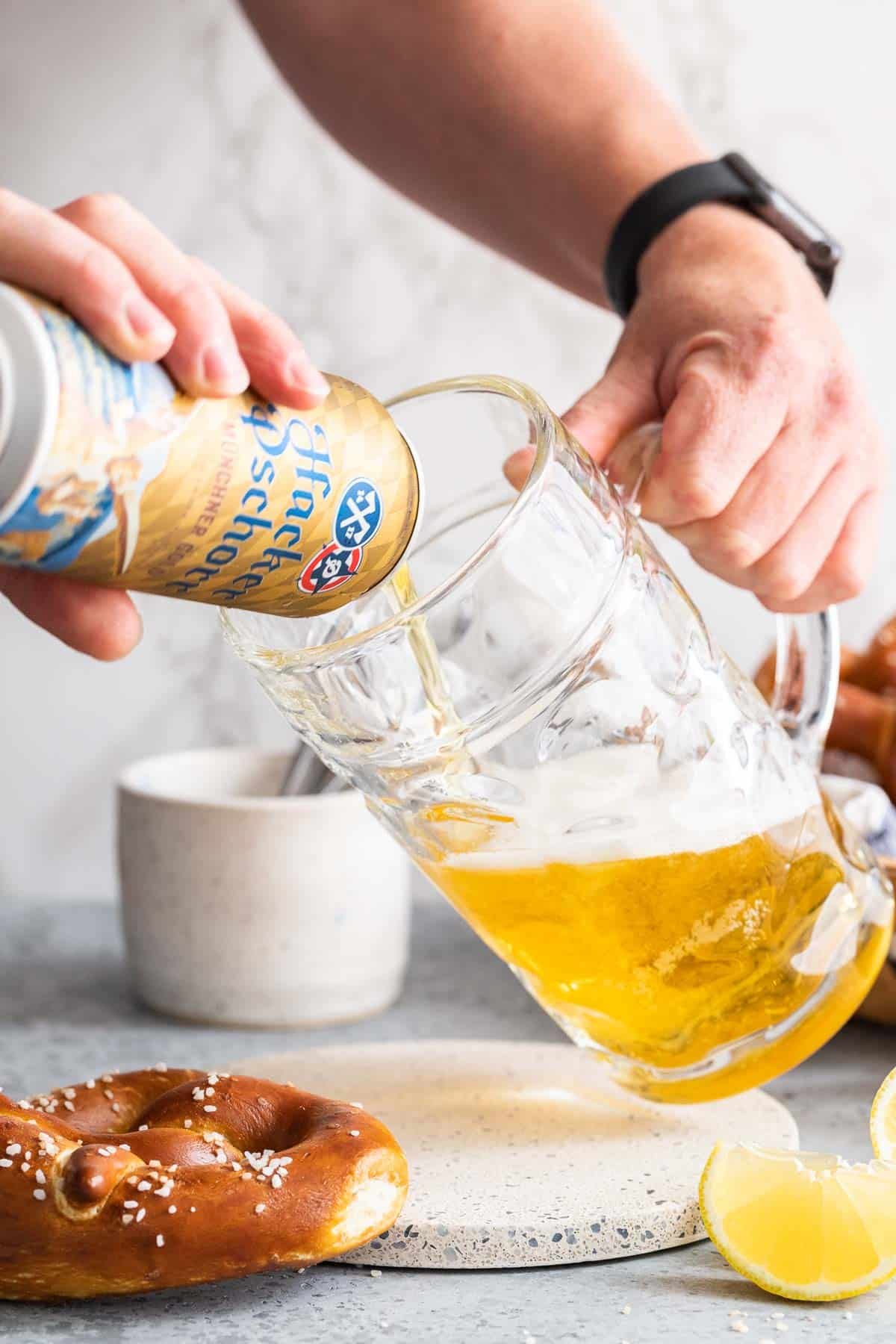 De la bière versée dans une chope.
