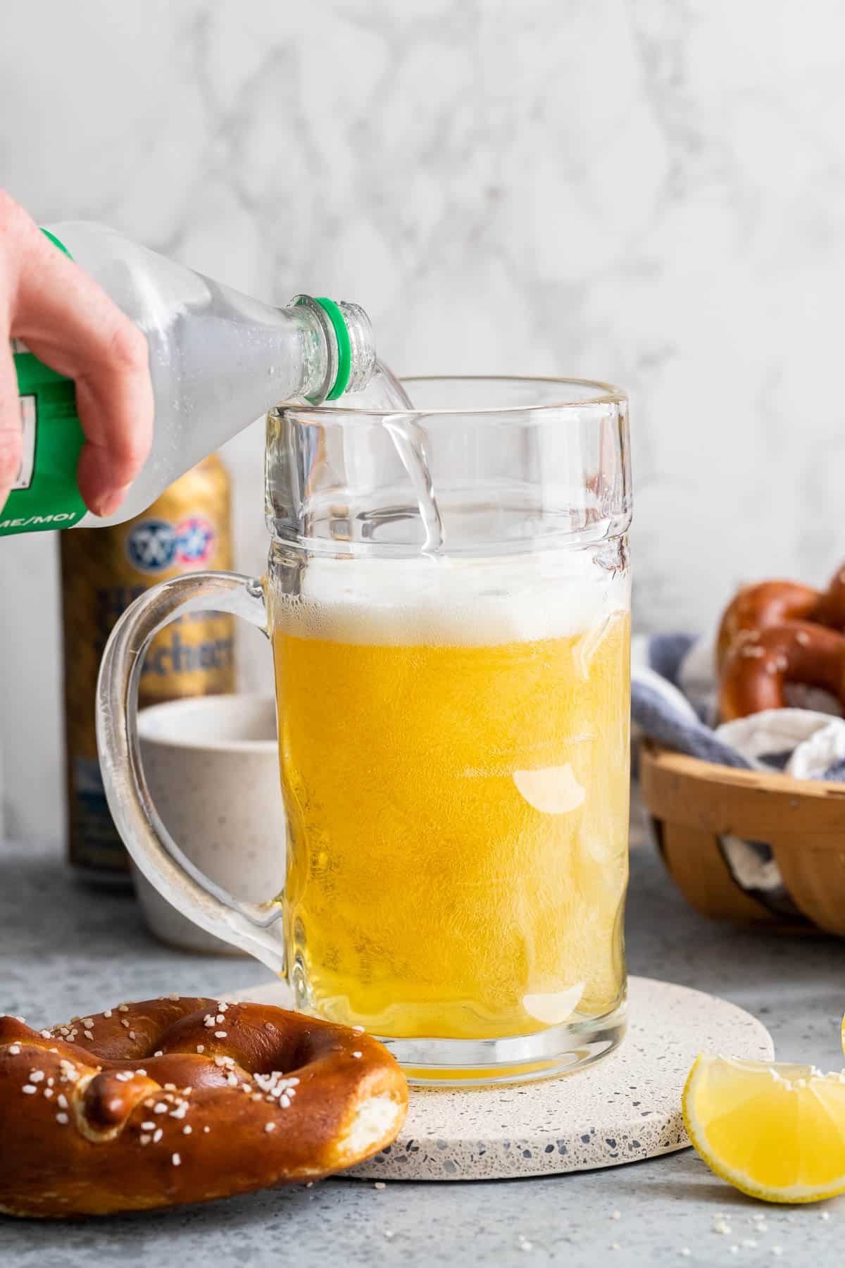 De la limonade pétillante versée dans une chope remplie de bière.