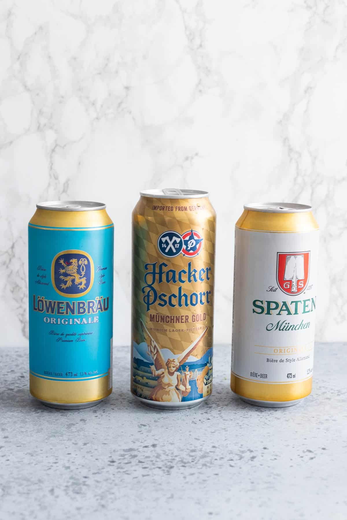 Trois types différents de bières en canette.