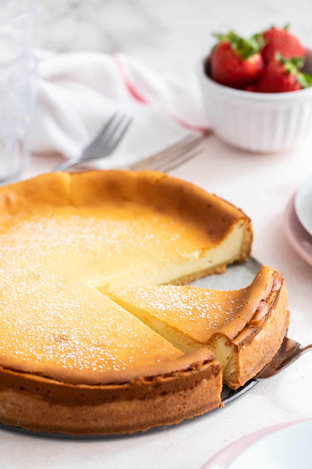 Un cheesecake allemand entier sur un plat à gâteau.