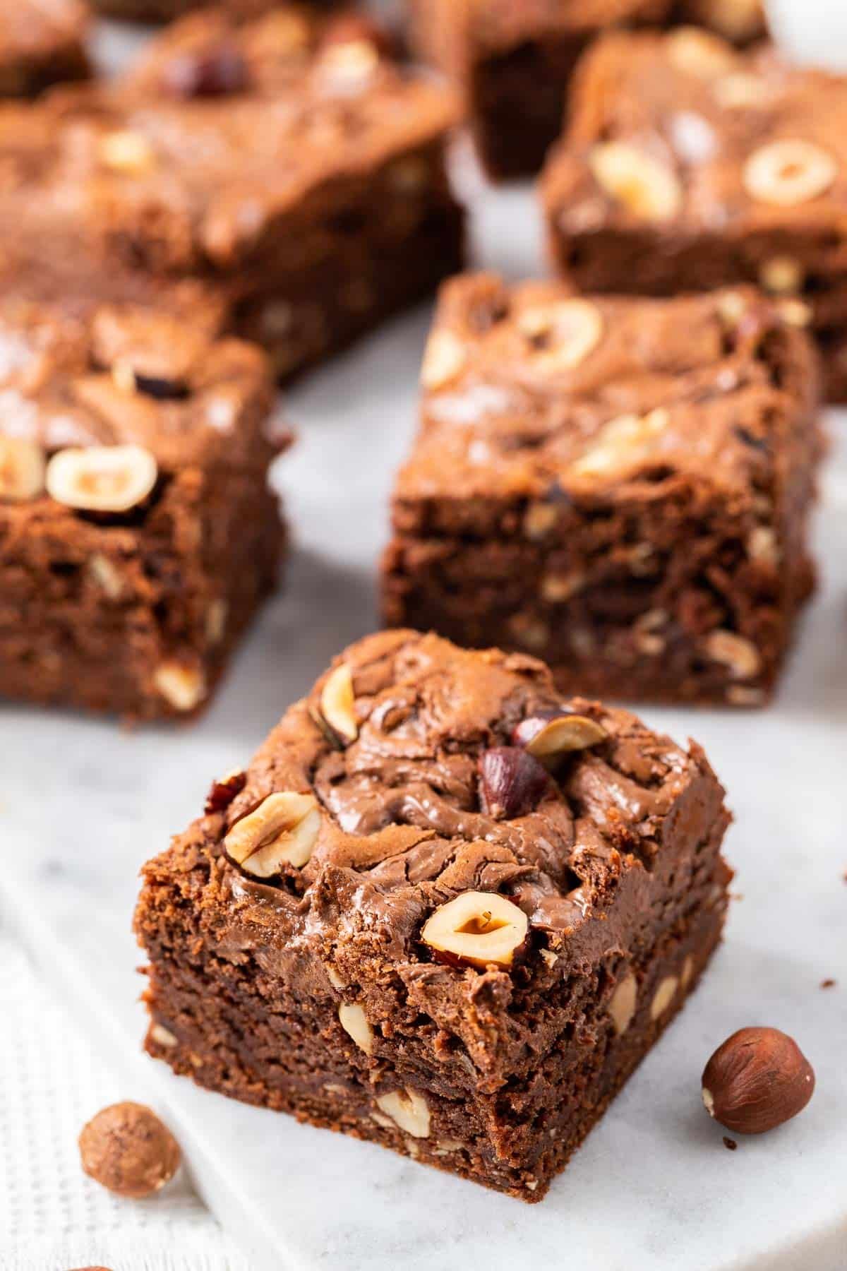 Brownies sur du papier sulfurisé.