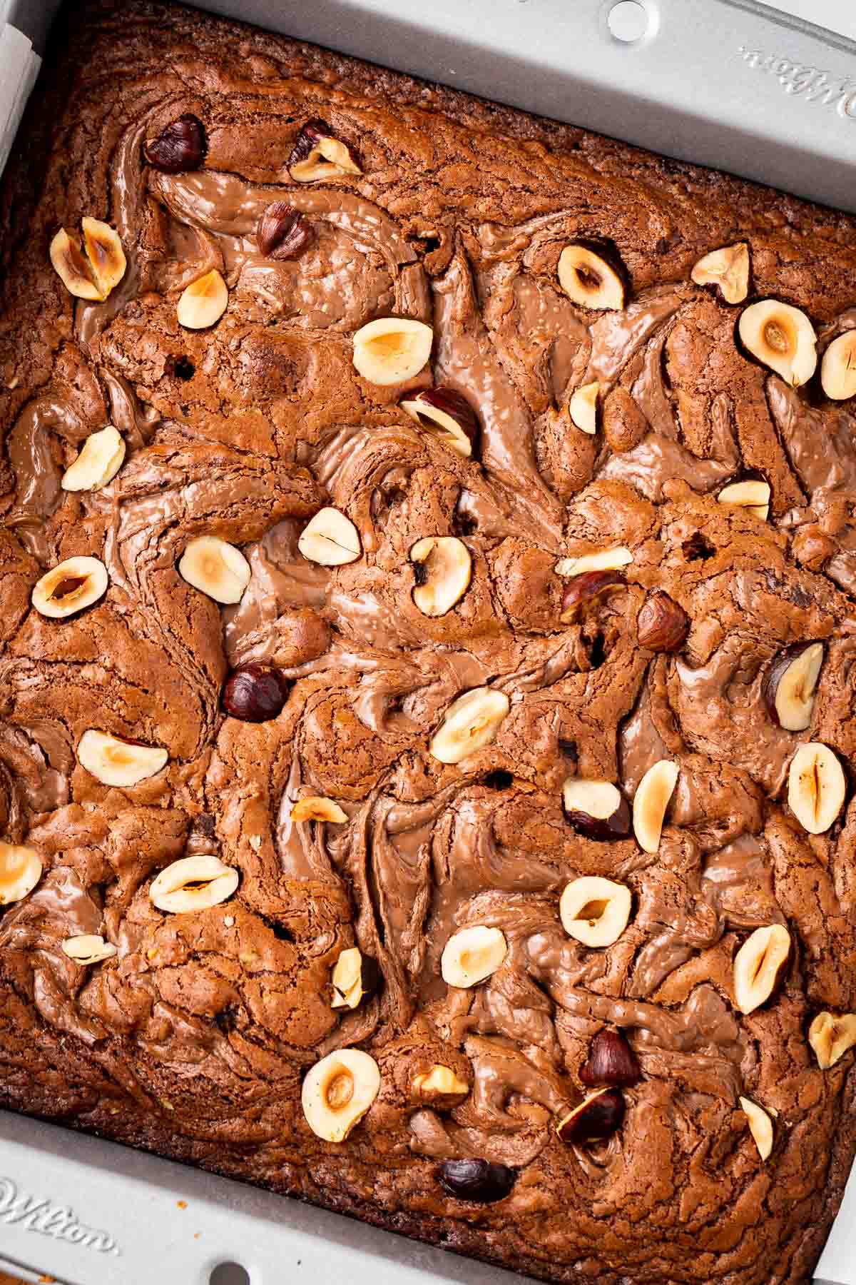 Brownies saupoudrés de noisettes et marbrés de Nutella.