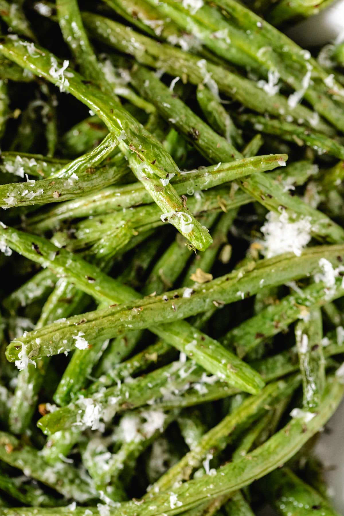 gros plan sur des haricots verts cuits, assaisonnés