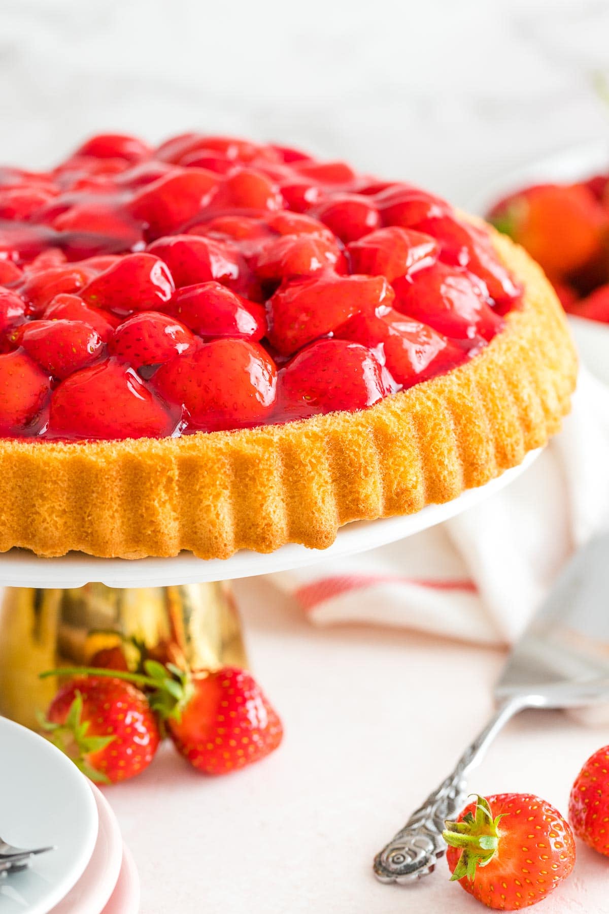 Un gâteau décoré avec des fraises sur un plat à gâteaux
