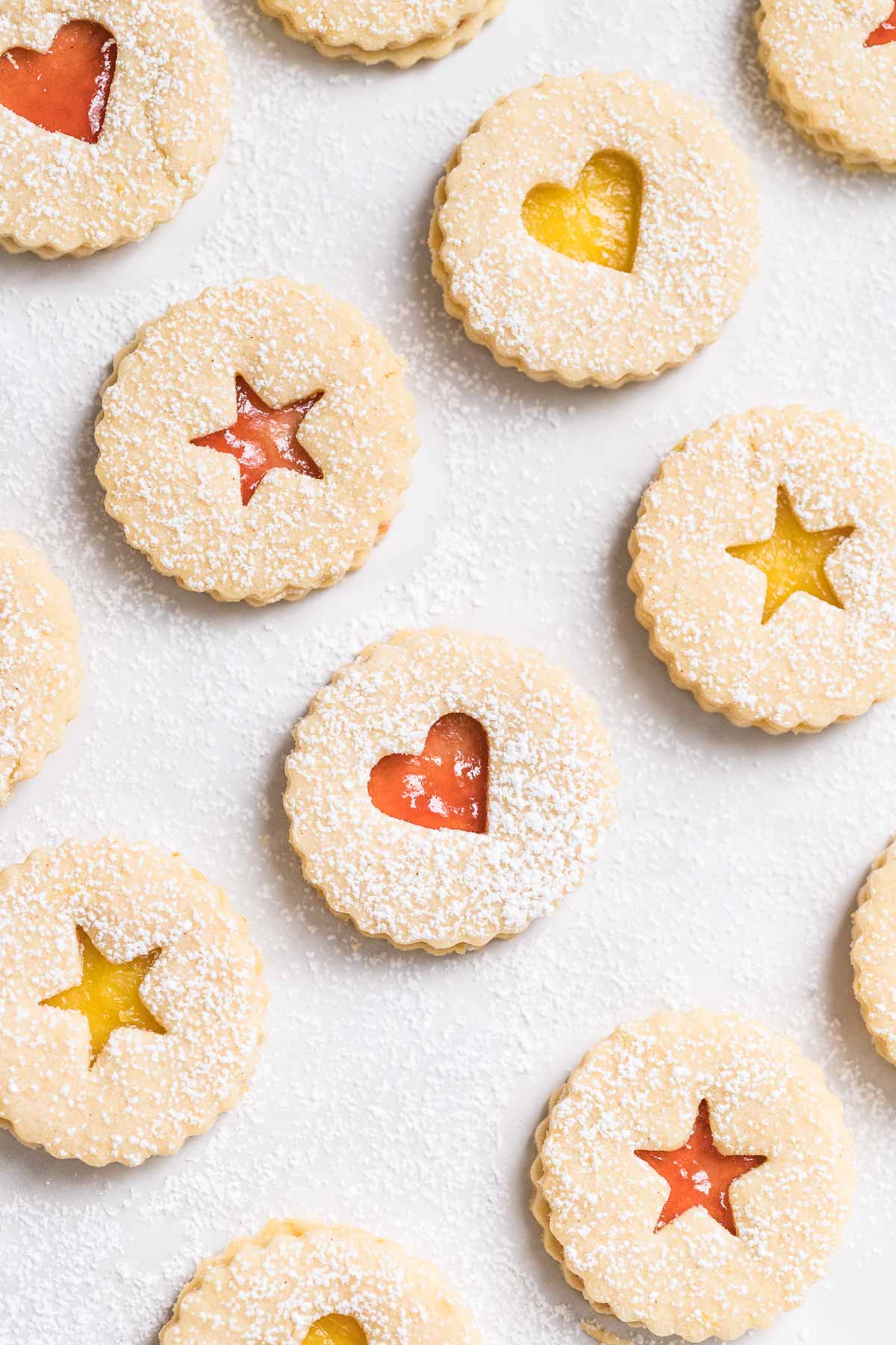 Linzer cookies sur du papier sulfurisé.