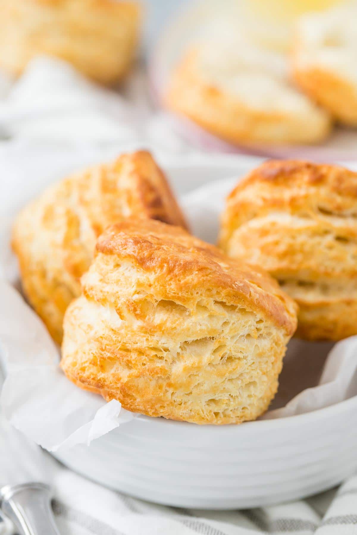 Biscuits frits à l'air dans un bol blanc.