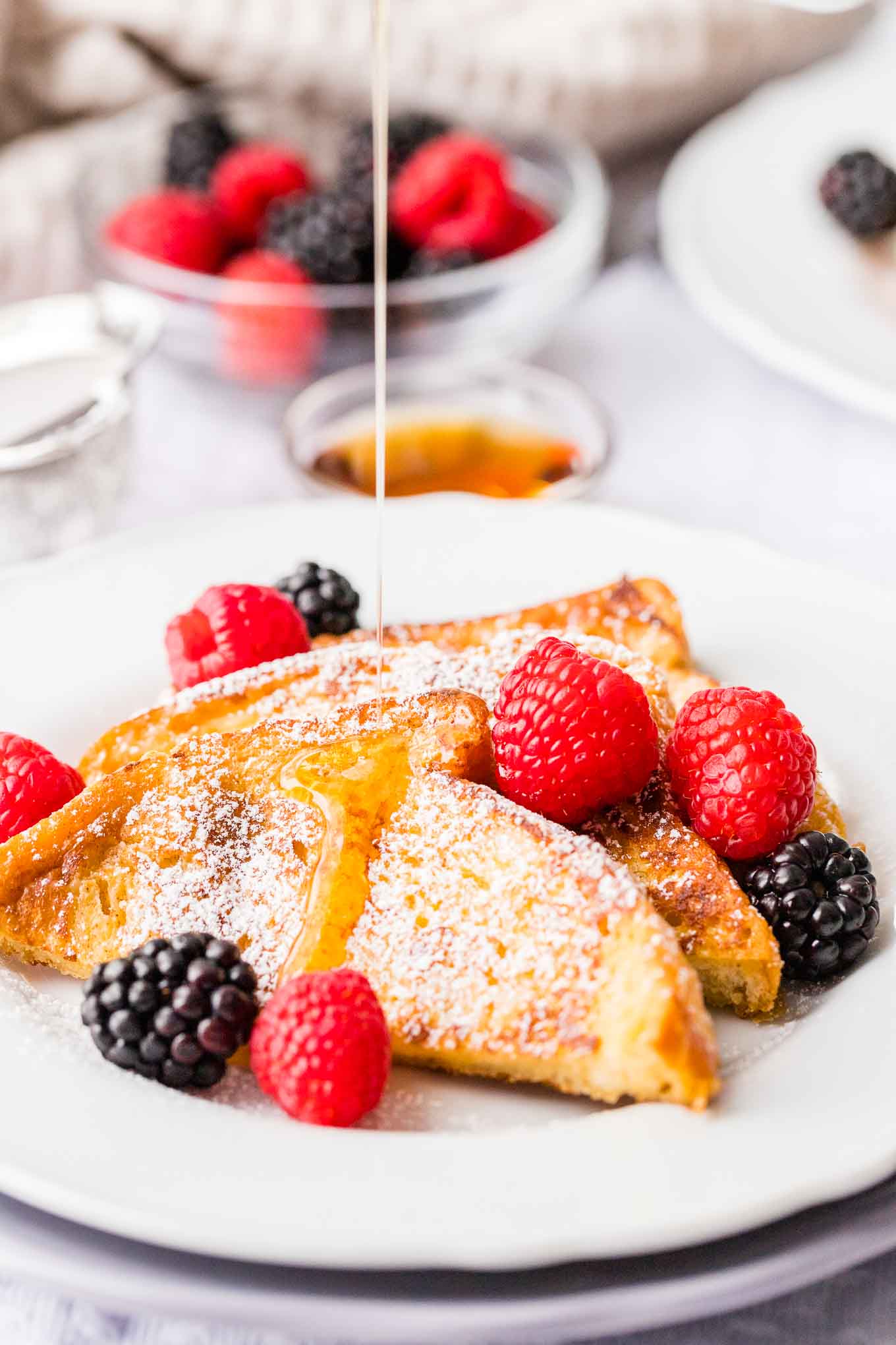 Pain perdu à la brioche arrosé de sirop d'érable.