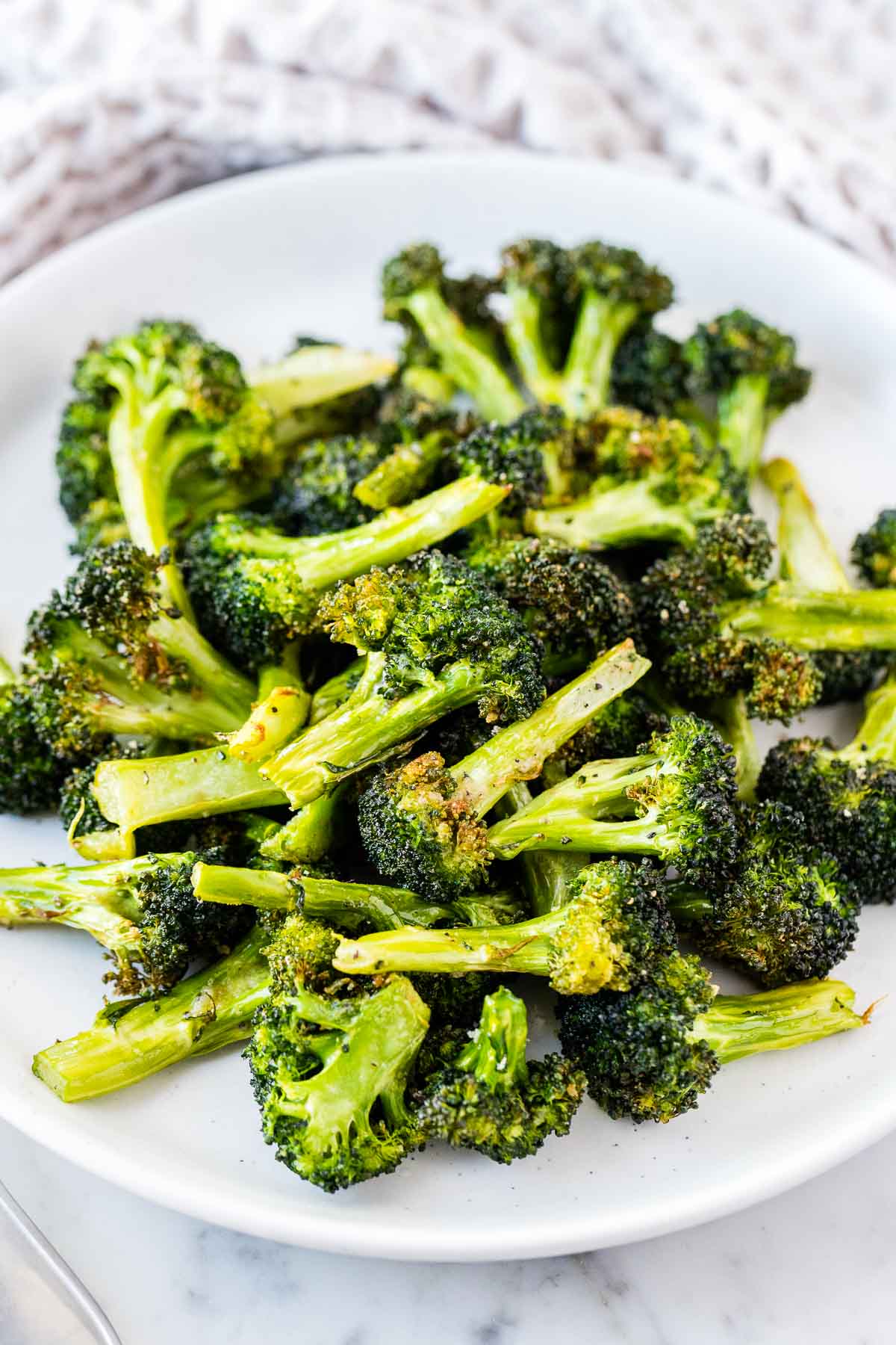 Brocoli rôti sur une assiette blanche